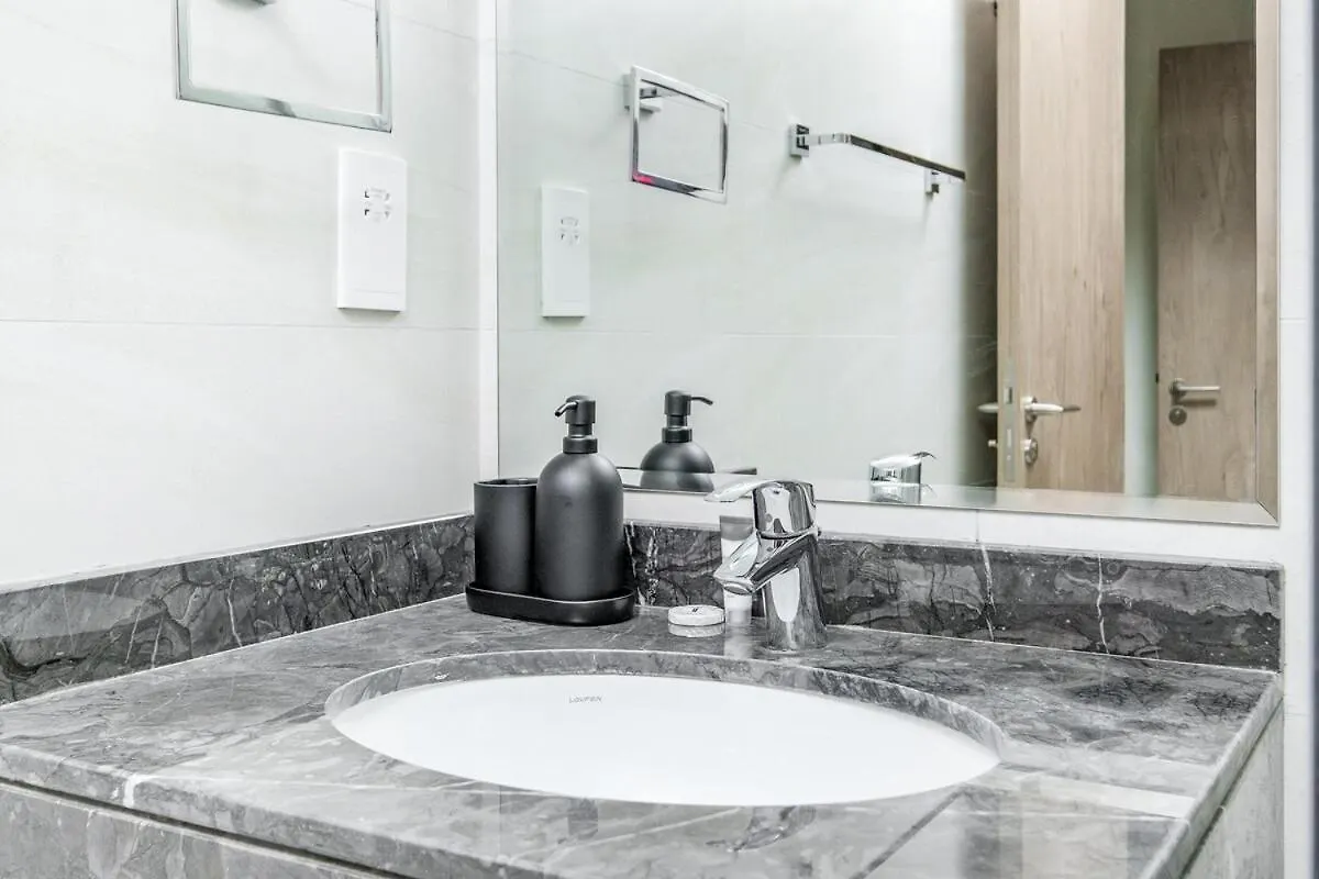 Serene 1-Bedroom Apartment For 4 In Business Bay Dubai 0*,